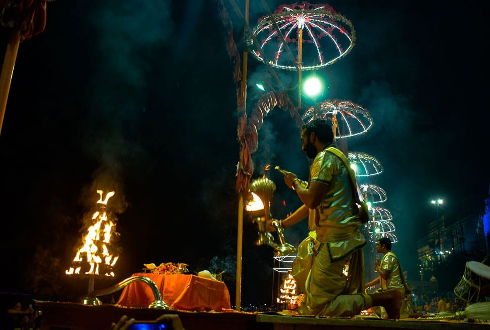 Observe a Ganga Arati Performance